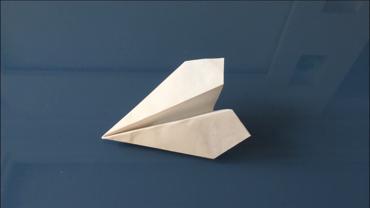 纸飞机飞的视频，纸飞机飞行的视频