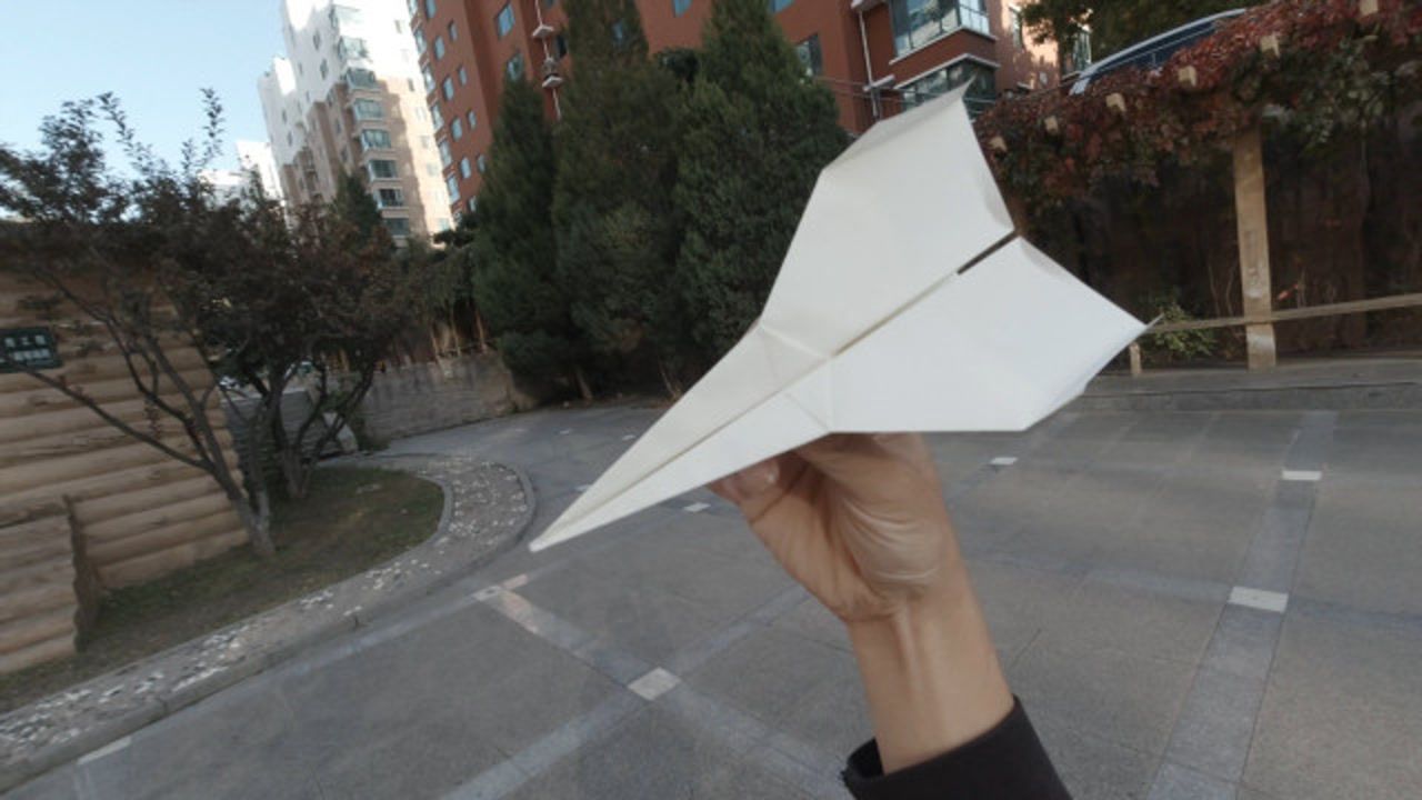 纸飞机飞的视频，纸飞机飞行的视频